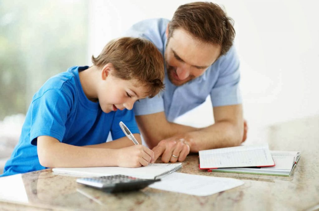 padres-enseñando-hijos-1-1-1024x679 Educación financiera para tus hijos